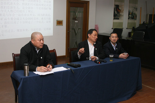 一届三次理事会主席台就坐的研究会领导：右起彭兆远、周易杉、张亚江